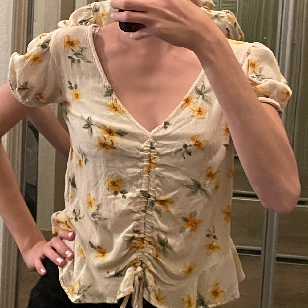 Pale yellow top with daisies🌼